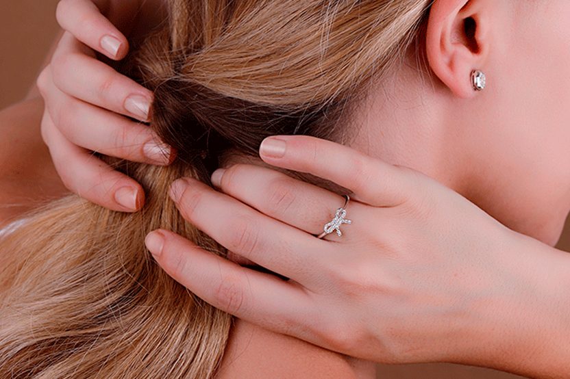 CÓMO ELEGIR EL ANILLO DE COMPROMISO PERFECTO: GUÍA CON JOYERÍAS SÁNCHEZ