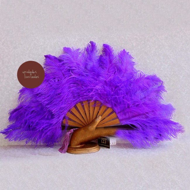 Abanico con plumas púrpura: Sofisticación y color