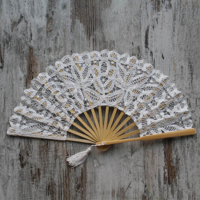 Abanico blanco sharanda: Elegancia pura para la novia