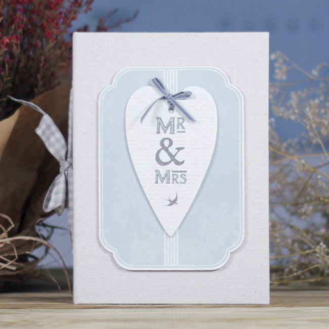 Álbum de fotos blanco con corazón plateado Mr & Mrs y lazo blanco