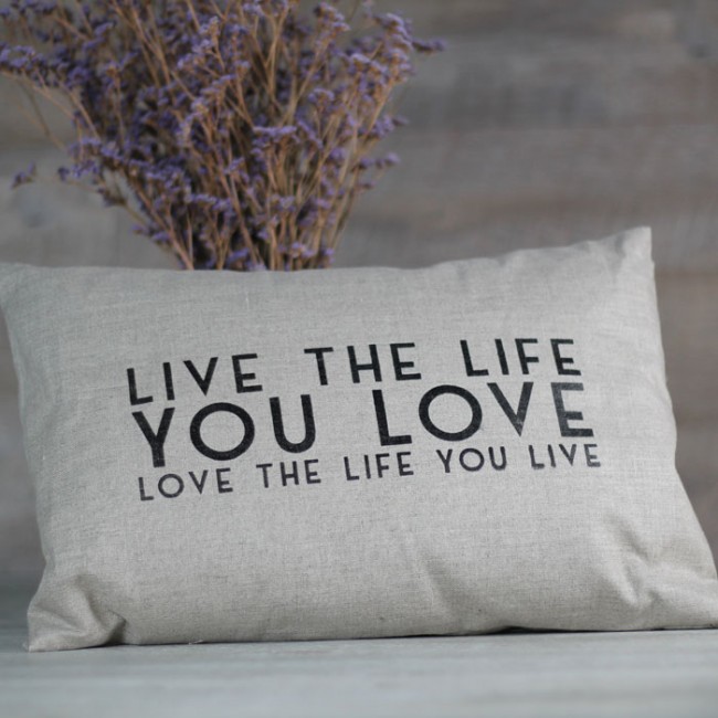 Cojín Live the Life You Love: Detalles y decoración