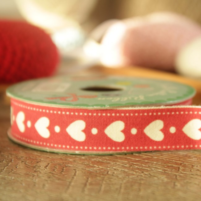 Cinta roja de corazones: Detalles y decoración