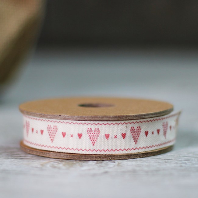 Cinta de tela corazones rojos: Detalles y decoración