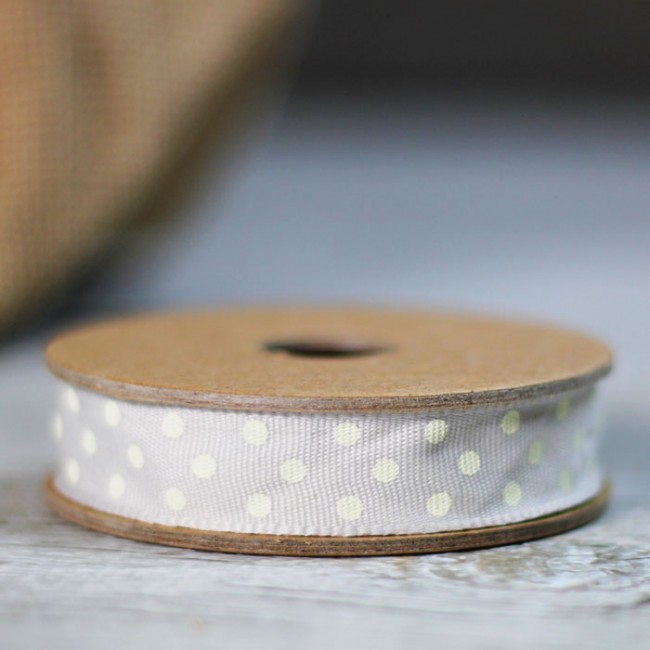 Cinta decorativa de tela gris con topos beige: Detalles y decoración