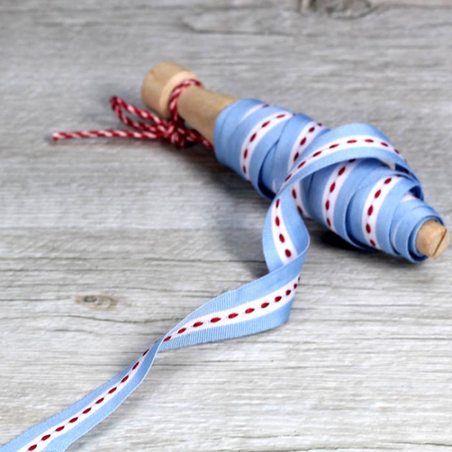 Cinta de tela azul con puntos rojos: Detalles y decoración