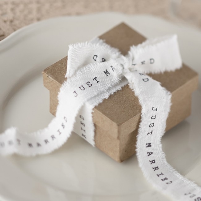 Cinta deshilachada Just Married: Detalles y decoración