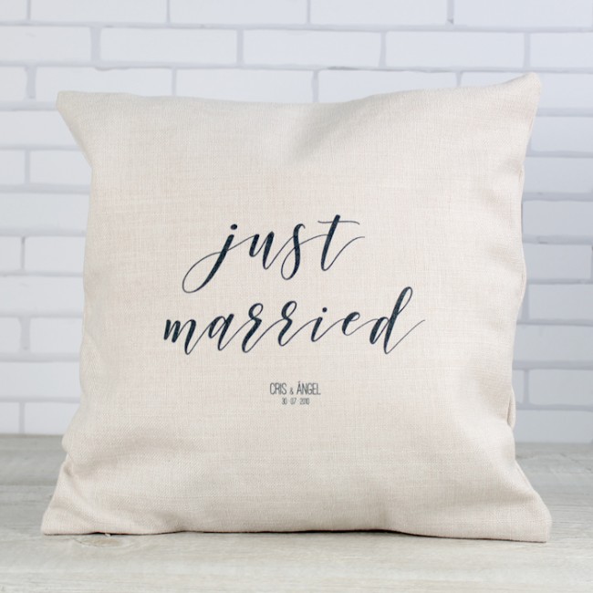Cojín Just Married personalizable: Detalles y decoración