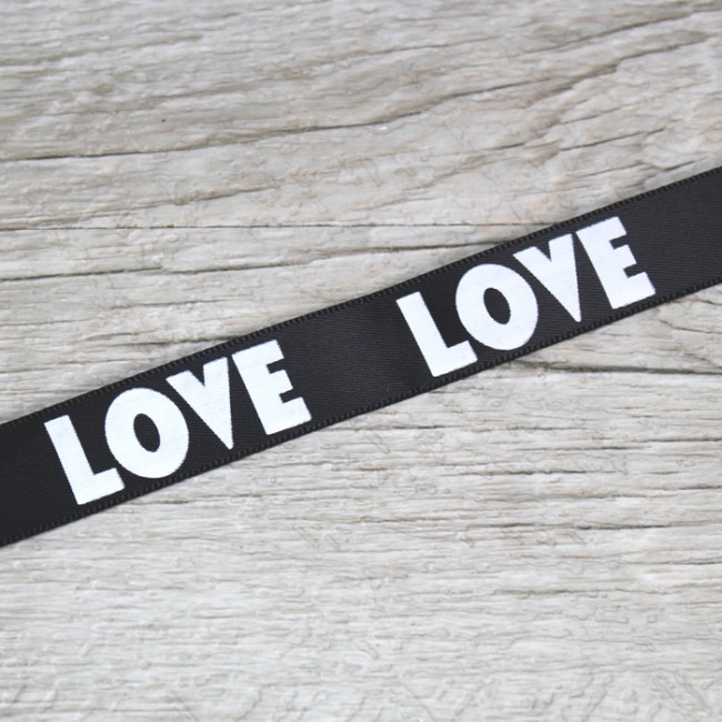 Cinta de tela love: Detalles y decoración