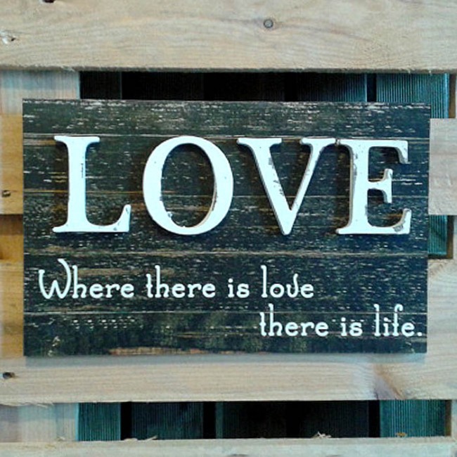 Cartel de madera love, there is life