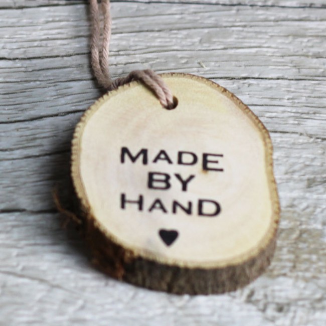 Etiqueta redonda de madera made by hand