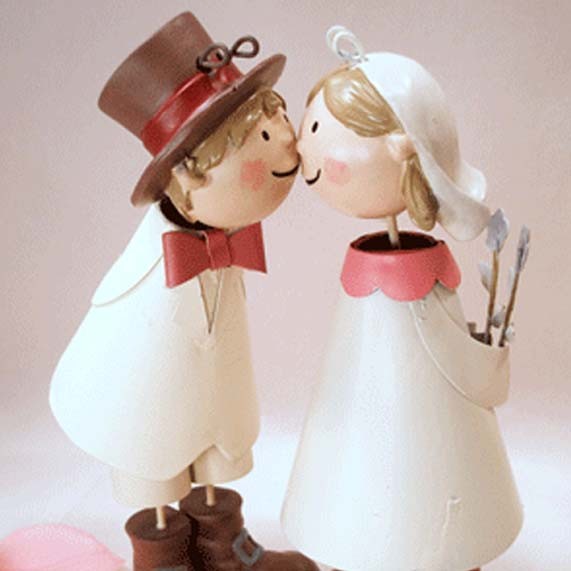 Figura novios beso tonos rojos