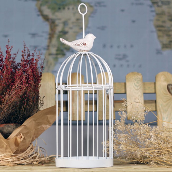 Jaula de metal envejecido con pajarito