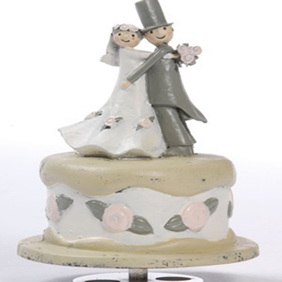 Pareja de novios en pastel musical