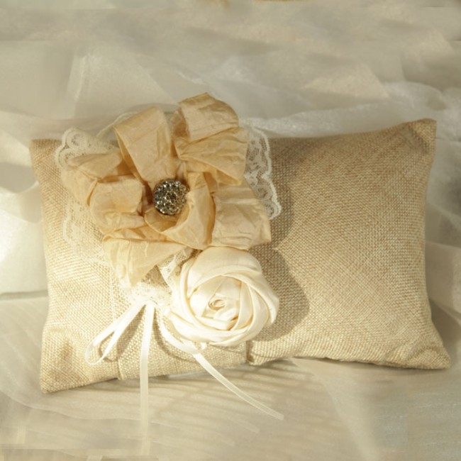 Porta anillos de Arpillera con flor