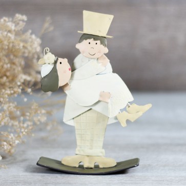 Figurita pastel de boda novia en brazos