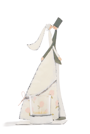 Novios de pie con vela