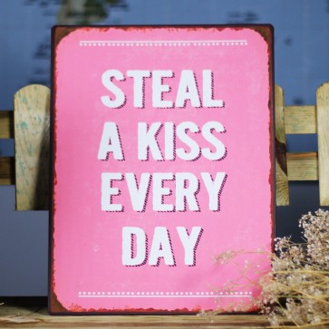 Placa de metal Steal a Kiss every Day