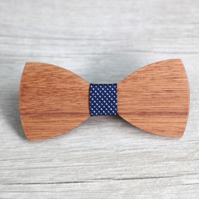 Pajarita de madera tintada de azul 