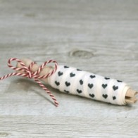 Cinta de tela beige con corazones negros