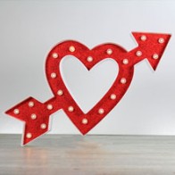 Corazón luminoso con flecha