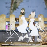 Pareja de dos chicas en bici.