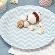 Plato de papel chevron azul celeste (8 uds.)
