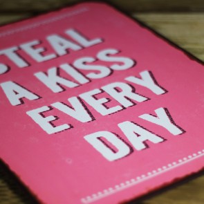 Placa de metal Steal a Kiss Every Day