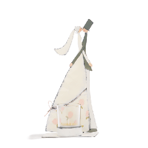 Novios de pie con vela