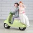 Muñecos novios en Vespa pastel nupcial