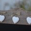 Pizarra con 3 corazones blancos